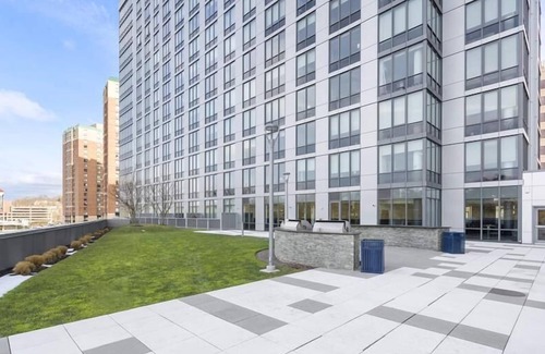 White Plains Apartment | Cozy 1BR in Downtown White Plains | Full Kitchen & Laundry