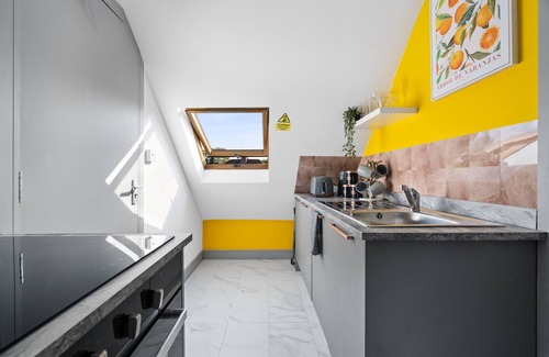 Marston Green Apartment | Cozy 2-Bed Attic | 5 Mins to BHX Airport & NEC