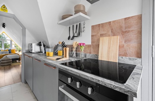 Marston Green Apartment | Cozy 2-Bed Attic | 5 Mins to BHX Airport & NEC