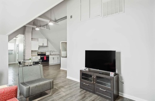 Mexicantown - Southwest Detroit Cottage | Cozy 2-bed Urban Retreat in Downtown Detroit, Private