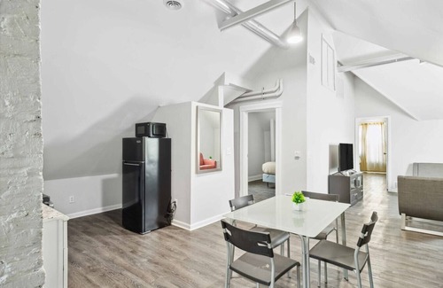 Mexicantown - Southwest Detroit Cottage | Cozy 2-bed Urban Retreat in Downtown Detroit, Private