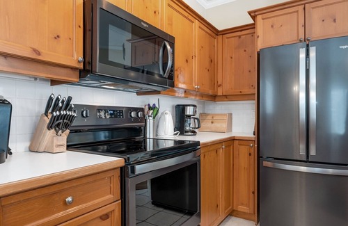 The Blue Mountains Ski Chalet | Cozy 2 bedroom condo Sleep 6, Free Wifi , Main Level access !