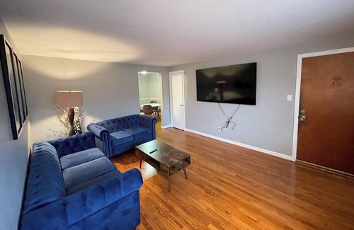 Roselawn Finance Apartment | Cozy 2 bedroom 1 bathroom apartment near kenwood mall