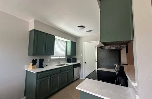 Central Arlington Apartment | Cozy 2-bedroom apartment in wonderful Arlington with WiFi, AC