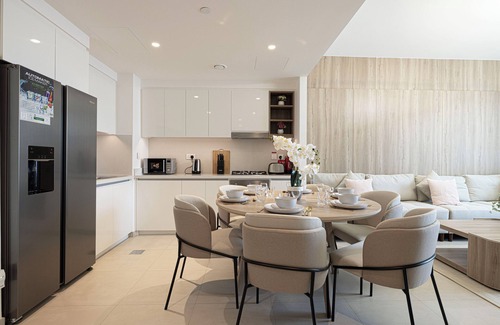 Deira Apartment | Cozy 2-bedroom Apartment with Burj Khalifa View, Steps to Dubai Mall