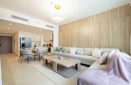 Deira Apartment | Cozy 2-bedroom Apartment with Burj Khalifa View, Steps to Dubai Mall