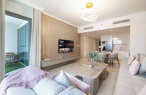 Deira Apartment | Cozy 2-bedroom Apartment with Burj Khalifa View, Steps to Dubai Mall