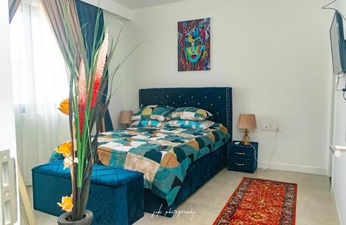 Dzorwulu Apartment | Cozy 2 Bedroom Apartment at Airport - 24 7 Security, Pool, Gym, Rooftop, Free Parking, Opposite Kozo Restaurant