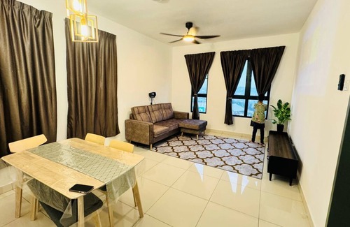Klang House | Cozy 2-bedroom apartment in charming Klang with WiFi, AC, fitness room