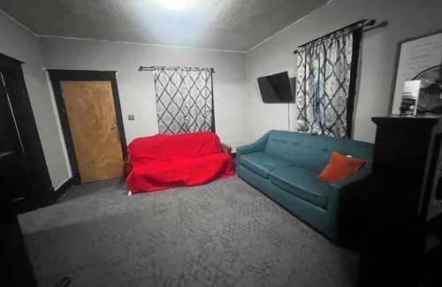 Roosevelt Apartment | Cozy 2-bedroom apartment in charming Fargo with AC, WiFi