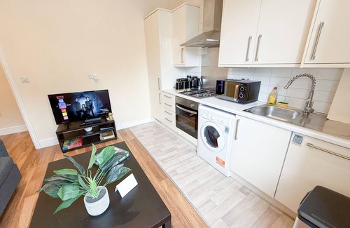 Addison Apartment | Cozy 2-bedroom Apt in Shepherds near Westfield