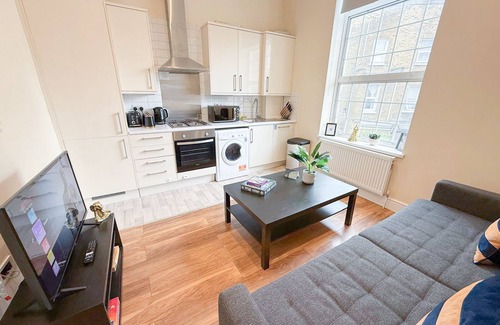 Addison Apartment | Cozy 2-bedroom Apt in Shepherds near Westfield