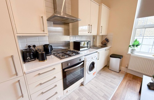 Addison Apartment | Cozy 2-bedroom Apt in Shepherds near Westfield