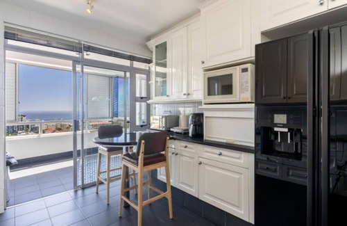 Sea Point Apartment | Cozy 2 Bedroom Beachfront Apartment