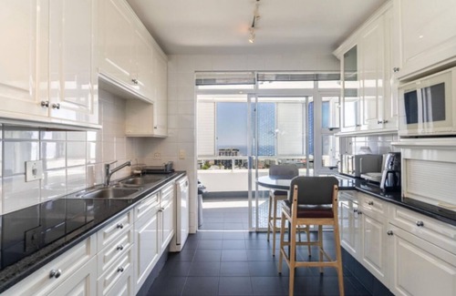 Sea Point Apartment | Cozy 2 Bedroom Beachfront Apartment