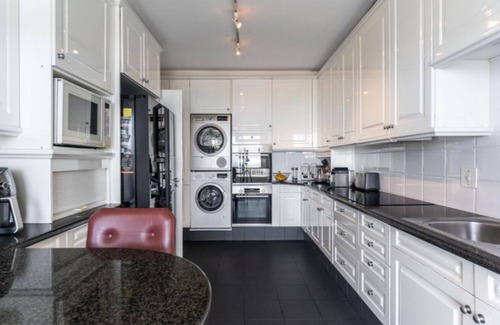 Sea Point Apartment | Cozy 2 Bedroom Beachfront Apartment