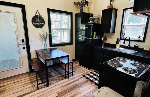 Houston Cabin | Cozy 2 bedroom cabin nestled in the pines