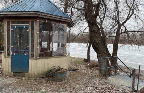 Pierreville Ski Chalet | Cozy 2-bedroom chalet in Pierreville on the river with a