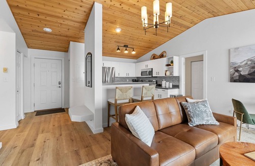 Big Sky Apartment | Cozy 2 Bedroom Condo w/Private Hot Tub