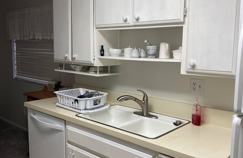 Camelback East Condo | Cozy 2-bedroom condo with AC, pool, hot tub and fitness room in Phoenix