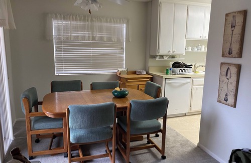 Camelback East Condo | Cozy 2-bedroom condo with AC, pool, hot tub and fitness room in Phoenix