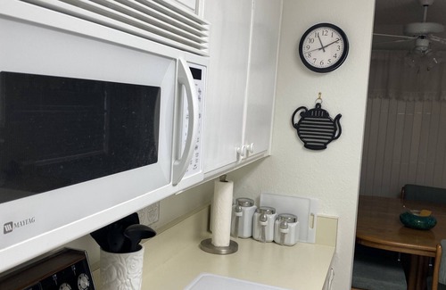 Camelback East Condo | Cozy 2-bedroom condo with AC, pool, hot tub and fitness room in Phoenix