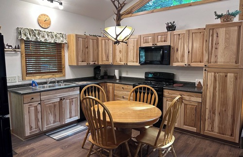 Eagle River Resort | Cozy 2-bedroom Cottage on Chain of Lakes in Eagle River with AC, Dishwasher