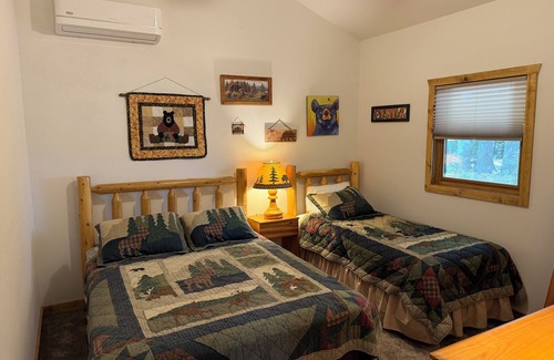 Eagle River Resort | Cozy 2-bedroom Cottage on Chain of Lakes in Eagle River with AC, Dishwasher