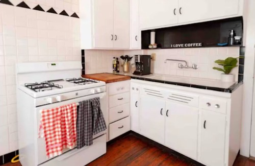 Westport House | Cozy 2-bedroom house in Kansas City- Walk to Westport and Plaza