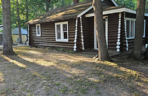 Houghton Lake Cabin | Cozy 2-bedroom log cabin in charming Houghton Lake with AC