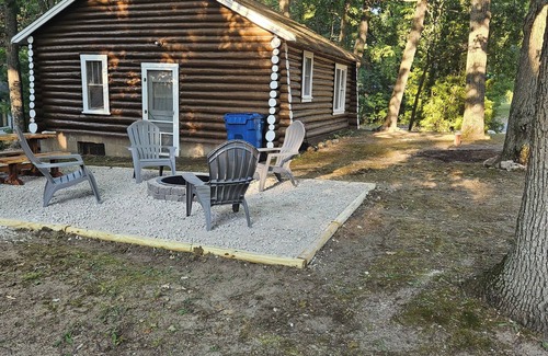 Houghton Lake Cabin | Cozy 2-bedroom log cabin in charming Houghton Lake with AC