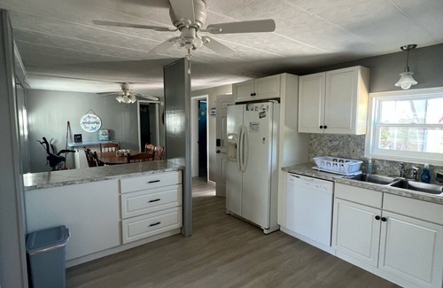 Marathon House | Cozy 2-bedroom mobile home in enchanting Marathon with WiFi, AC.