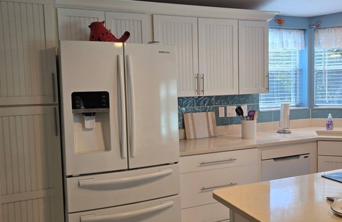 Barefoot Bay House | Cozy 2-bedroom mobile home in enjoyable Barefoot Bay, Florida.