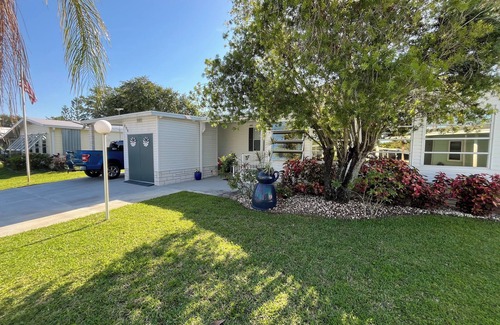 Barefoot Bay House | Cozy 2-bedroom mobile home in enjoyable Barefoot Bay, Florida.