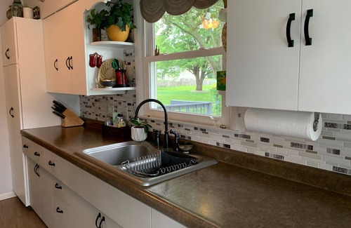 Berlin House | Cozy 2 bedroom, non smoking home 20 minutes from EAA! Pet friendly.