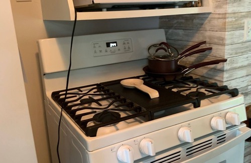 Berlin House | Cozy 2 bedroom, non smoking home 20 minutes from EAA! Pet friendly.