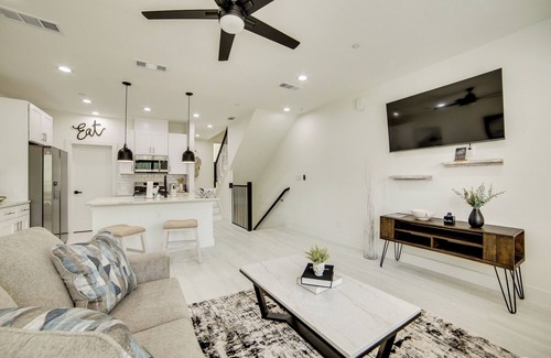 Dallas House | Cozy 2-bedroom townhome with a rooftop in Dallas with AC near love field airport