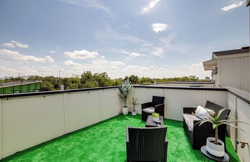 Dallas House | Cozy 2-bedroom townhome with a rooftop in Dallas with AC near love field airport