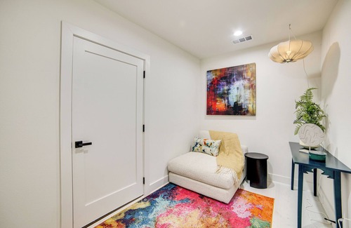 Dallas House | Cozy 2-bedroom townhome with a rooftop in Dallas with AC near love field airport