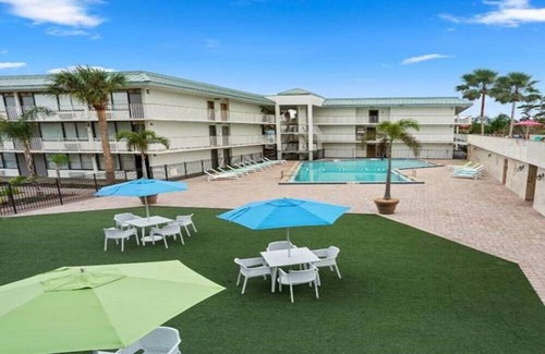 Historic Downtown Kissimmee Hotel | Cozy 2 DBL Beds Room w 2 Pool Beds Near Local-favorite Spots