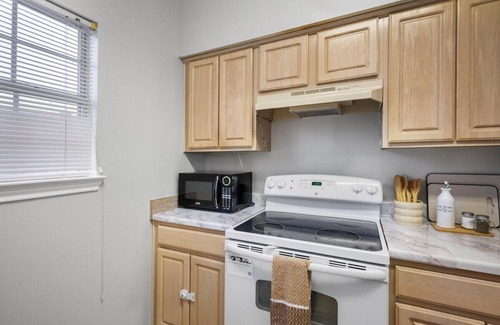 Cherrywood Apartment | Cozy 2B/2B-Heart of ATX-Walk to Moody UT ACL & SXSW