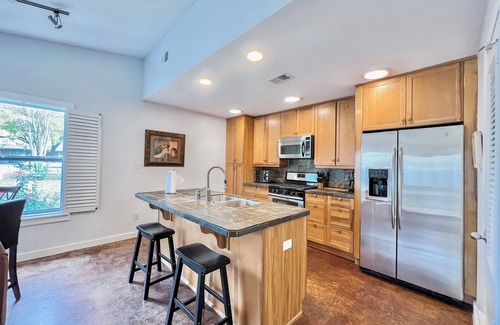 St. Edwards Apartment | Cozy 2bd/1br Apt mins Away From Downtown