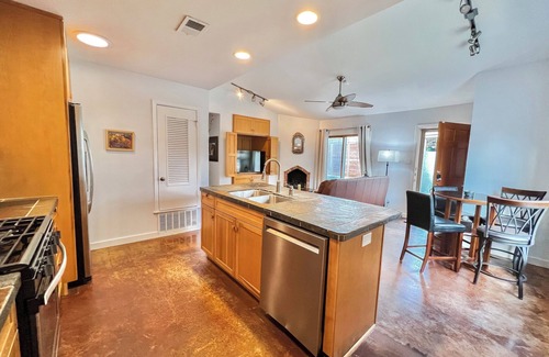 St. Edwards Apartment | Cozy 2bd/1br Apt mins Away From Downtown