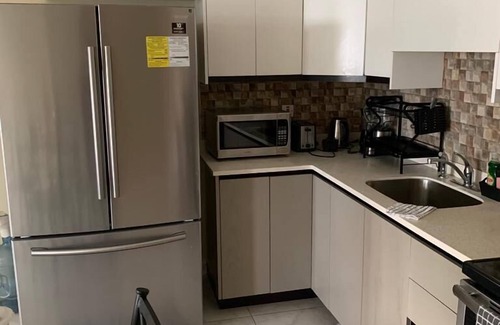 New Kingston Apartment | Cozy 2bedroom condo with 24/7 security, free Wi-Fi, and free Parking.