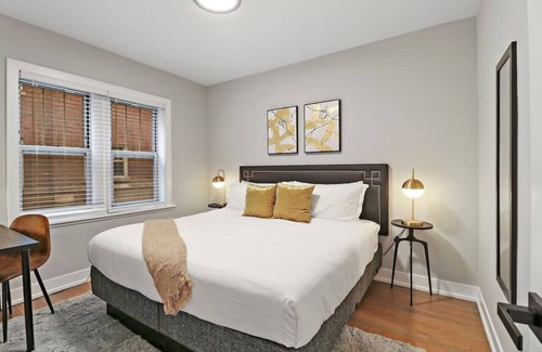 Chicago Apartment | Cozy 2BR Apt - Perfect for a Seamless Stay