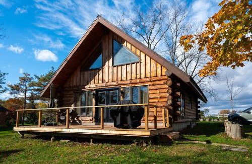 Lowbanks Ski Chalet | Cozy 2BR Chalet on Lake Erie