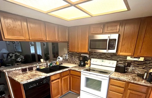 East Lake Woodlands Condo | Cozy 2BR condo w/Pool in Gated community. close to beaches/resturants/shopping