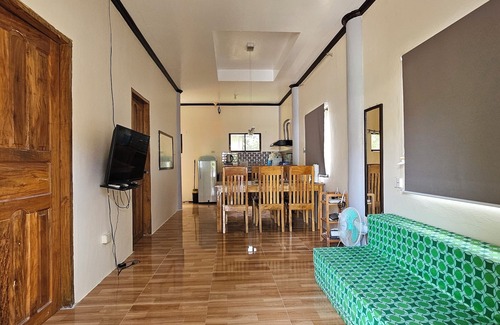 Catarman House | Cozy 2BR home, Netflix, Starlink wifi,AC, h&c shower, and secured parking