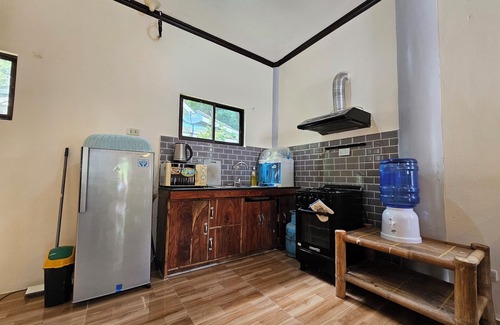 Catarman House | Cozy 2BR home, Netflix, Starlink wifi,AC, h&c shower, and secured parking