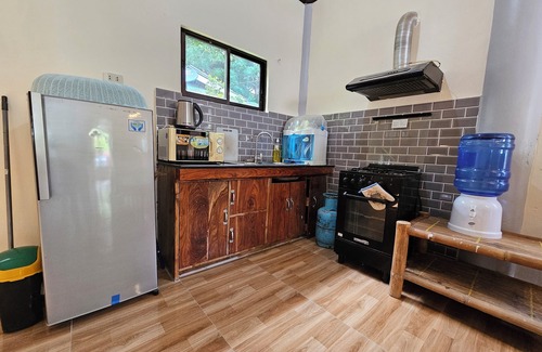 Catarman House | Cozy 2BR home, Netflix, Starlink wifi,AC, h&c shower, and secured parking